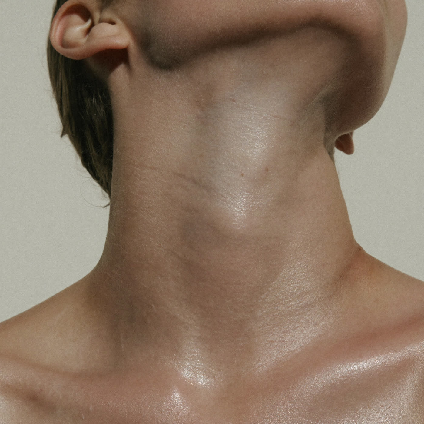 Smooth, well moisturised skin on the neck and collarbone